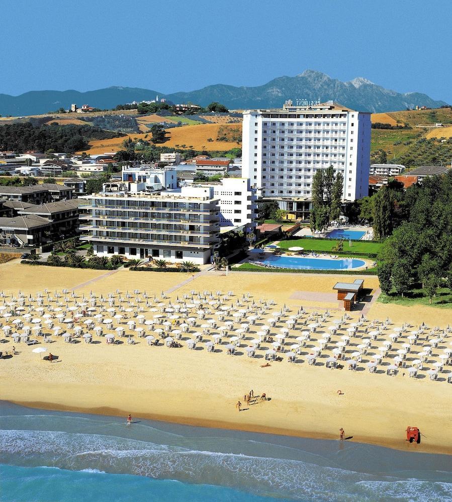 Grand Hotel Berti Silvi Marina Buitenkant foto