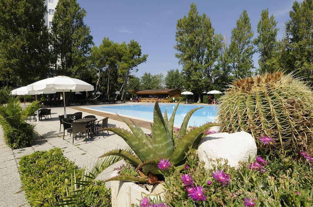Grand Hotel Berti Silvi Marina Buitenkant foto